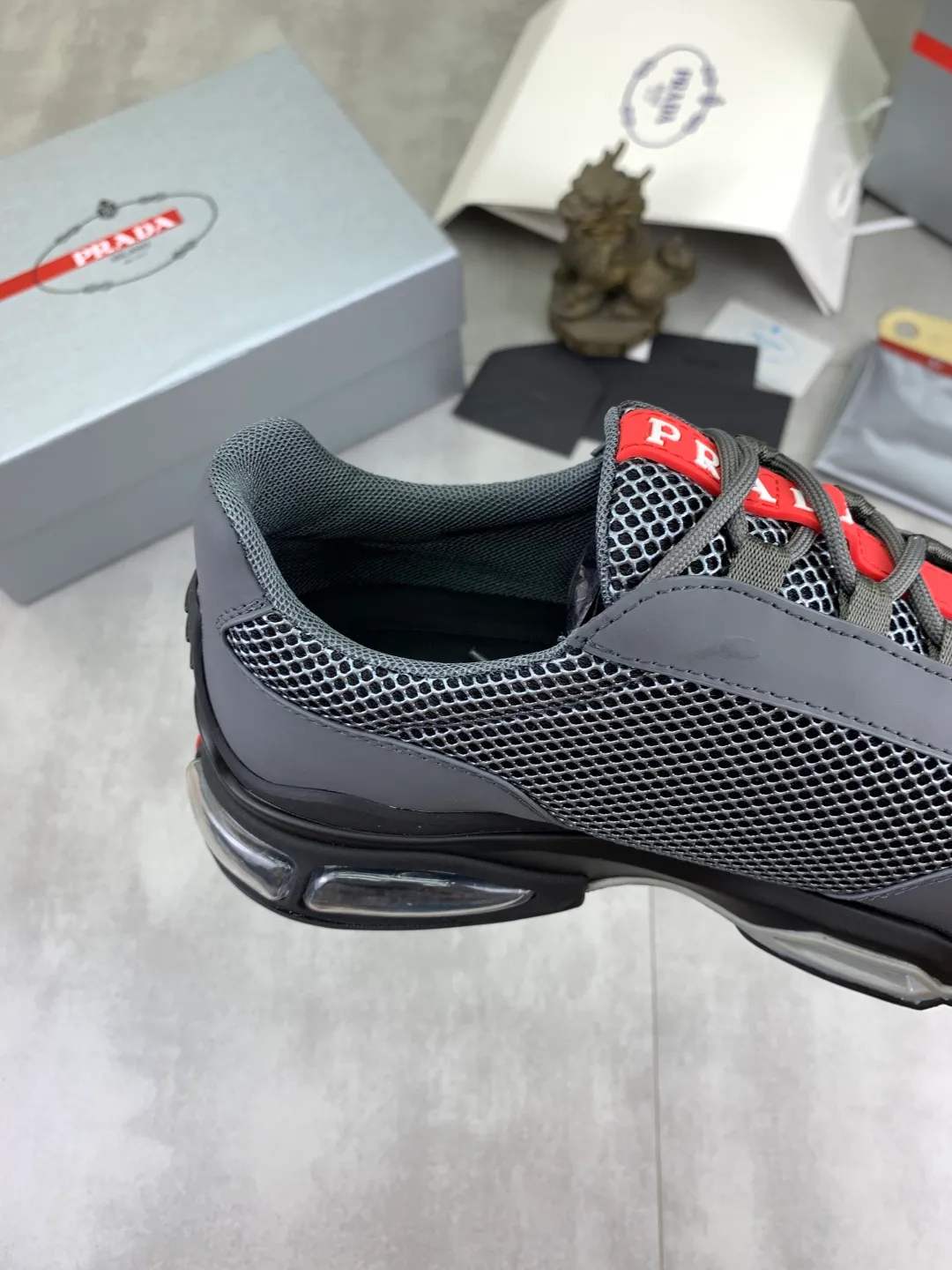 Men's men's shoes 💰P660 💰[New model] The top version is now available on the official website, 🆘 Air-cushion shock-absorbing thick-soled trendy brand (Prada) is the main popular model, avant-garde and versatile fashionable men's shoes, private version mold opening, cowhide surface splicing 1:1.. Simple fashion, original imported cowhide feet; the atmosphere and personality are more fashionable, eye-catching and pursuing class. It will subvert the old idea and be a must-have for fashion trendsetters with you! Must keep it for yourself ! Tall and comfortable, large and low, high-end quality workmanship. Size: 38-44 3️⃣colors available.